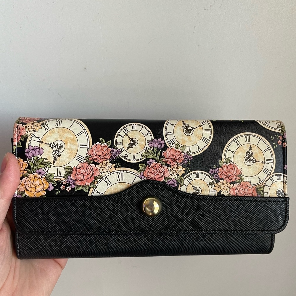 Women’s wallet, lightly used, great condition